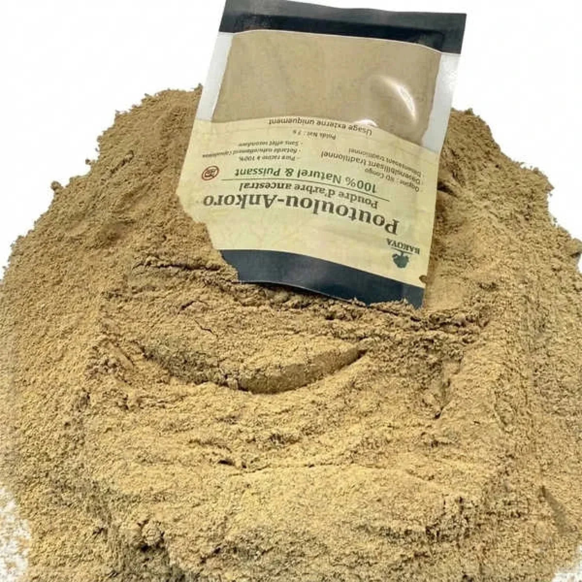 Poudre de Poutoulou Ankoro et son sachet incliné — texture fine naturelle